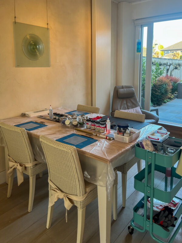 Een workshop in een kleine creatieve cocon waar je in alle rust met glas aan de slag kan gaan.