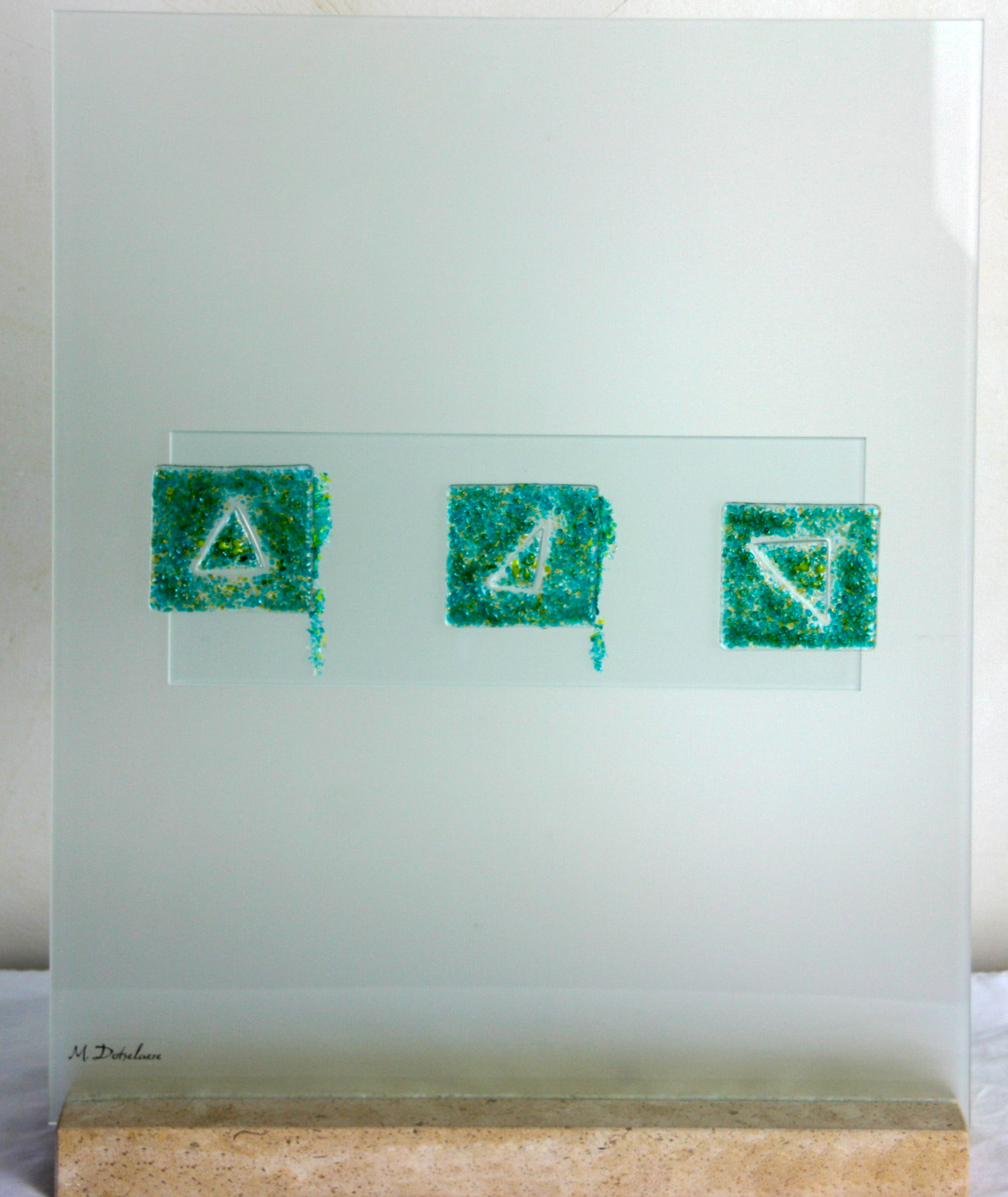 Twee handgemaakte glazen schaaltjes met als thema zonnebloemen.