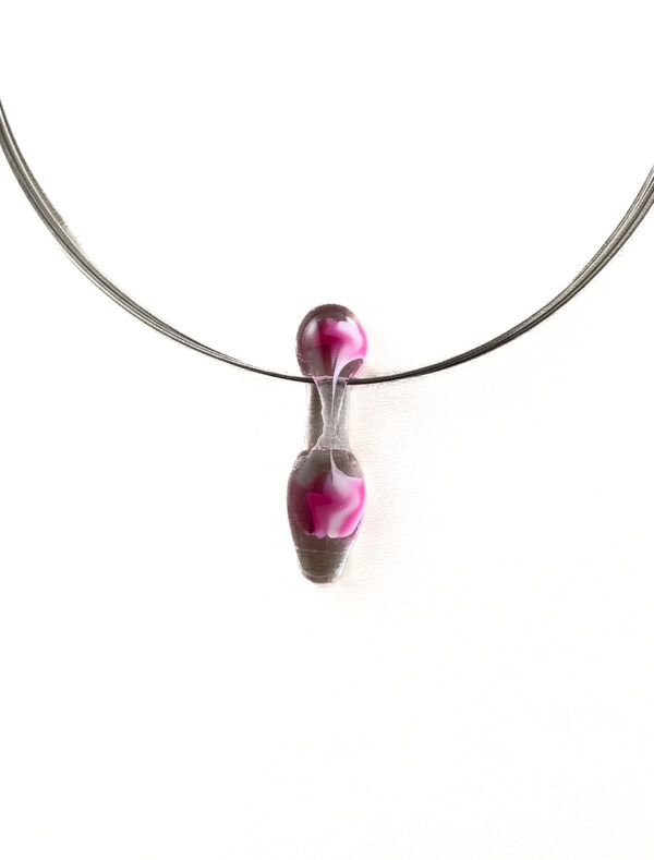 Handgemaakte glazen halsketting smalle uitvoering met witte en lichtpaarse accenten