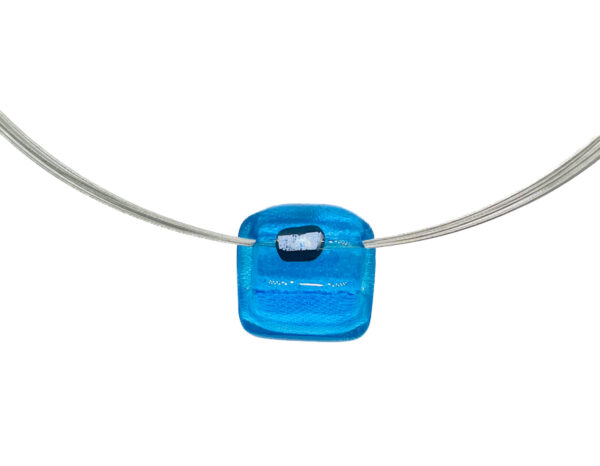 Handgemaakte glazen halsketting blauw met RVS ketting en zilveren sluiting.