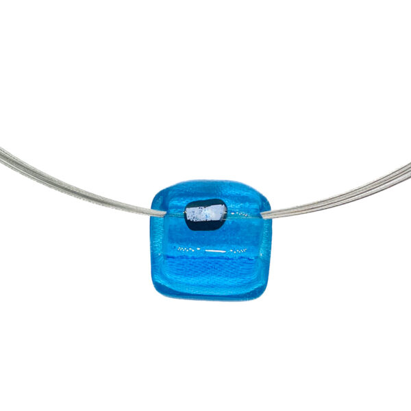 Handgemaakte glazen halsketting blauw met RVS ketting en zilveren sluiting.