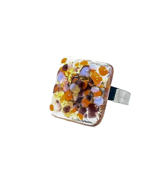 Handgemaakte glazen ring met diverse geel-oranje kleurschakeringen.