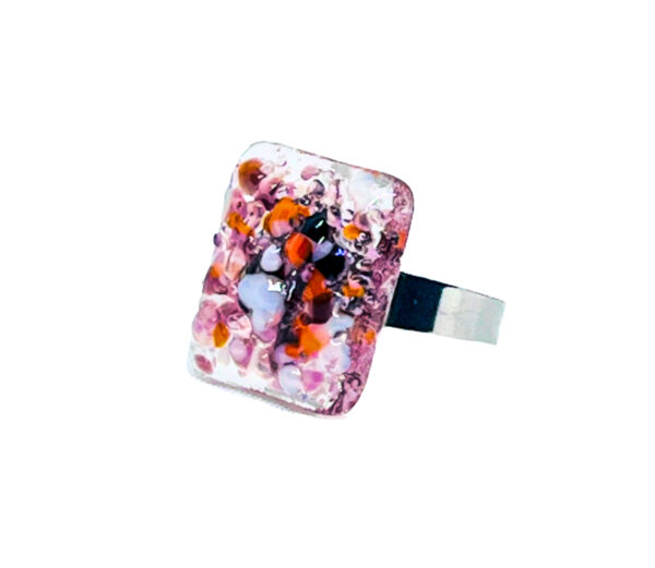 Handgemaakte glazen ring met kleurschakeringen van licht fuchsia tot rood.