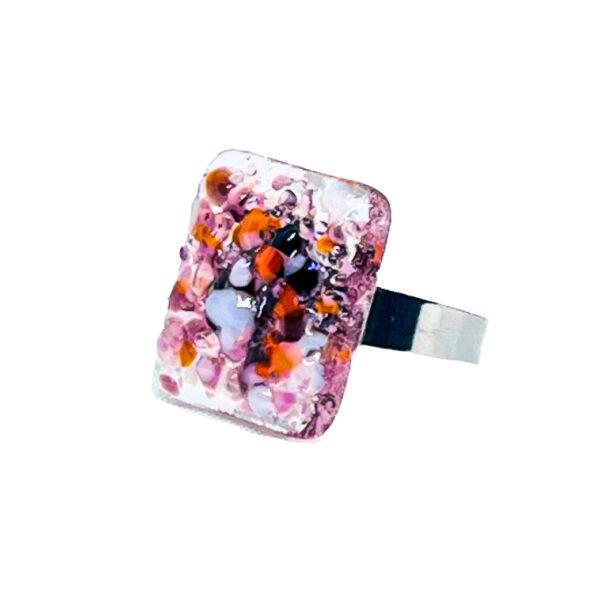 Handgemaakte glazen ring met kleurschakeringen van licht fuchsia tot rood.